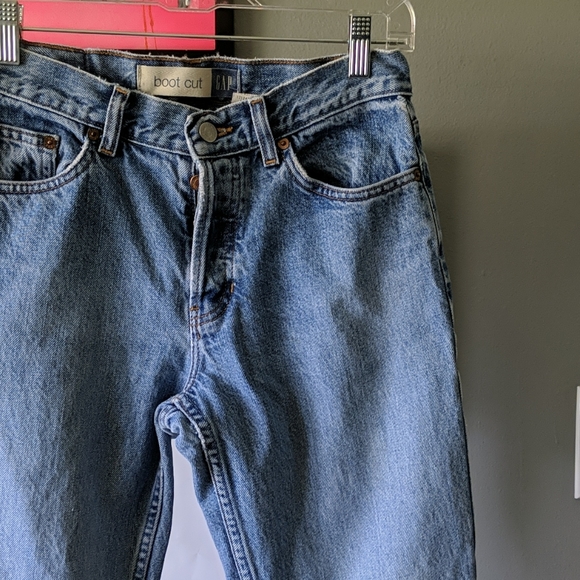 VTG Gap mid-rise, boot cut jeans. 💯 cotton. 🌼👖 - Picture 2 of 5
